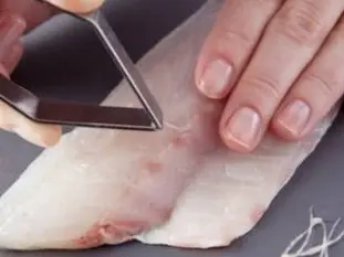 Enlever les arêtes du poisson