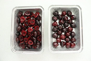 moules garnis de cerises avec et sans noyaux