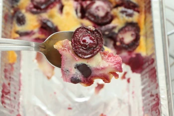 on goute clafoutis cerise dénoyautées