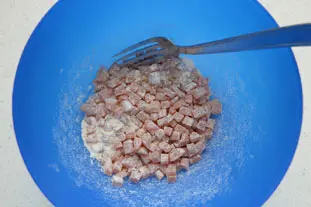 dés d'oranges confites et farine mélangée