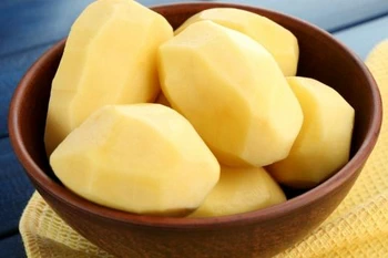 pommes de terre épluchées et lavées