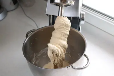 pâton enroulé sur le crochet