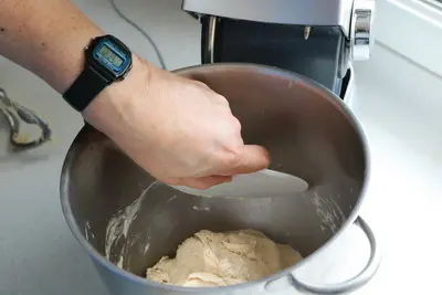 grattage de la cuve du batteur