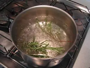 Huile d'olive aux herbes : Étape 2