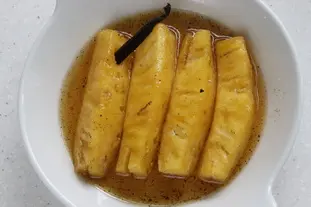 Ananas Victoria confit au miel et aux épices