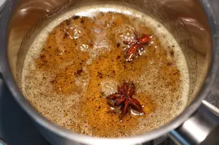 Ananas Victoria confit au miel et aux épices : Étape 2