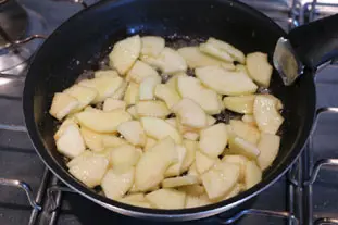 Gâteau aux noix et pommes caramélisées : Étape 4