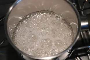 Gâteau de semoule caramel et raisins : Étape 1