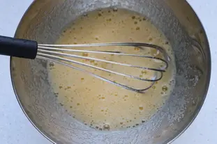 Biscuit moelleux aux pommes caramélisées : Étape 1