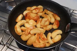 Biscuit moelleux aux pommes caramélisées : Étape 11