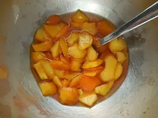 Salade de pêches au cassis : Étape 1