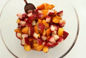 Salade de pêches de vigne et abricots à la verveine : Étape 6