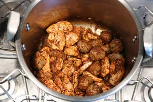 épices et viandes dans un couscous