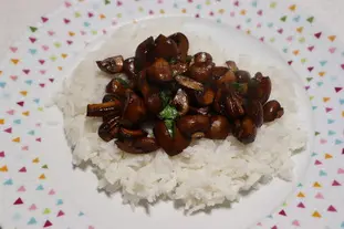 Champignons laqués et riz blanc