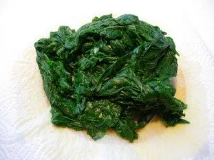 Oeufs brouillés, pain toasté et épinards frais : Étape 1