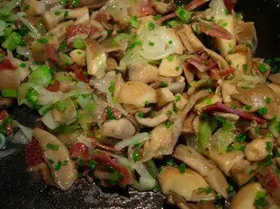 Poêlée de champignons, oignons nouveaux et jambon cru : Étape 14
