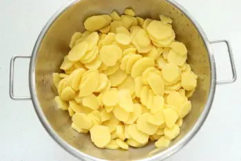 Gratin de pommes de terre aux 3 fromages : Étape 1