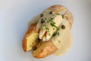 Pommes de terre au four, oeuf poché et sauce au thon