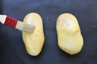 Pommes de terre au four, oeuf poché et sauce au thon : Étape 1