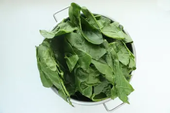 Épinards crémeux à la lombarde : Étape 1