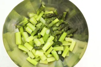 Asperges vertes rôties au citron et parmesan : Étape 1