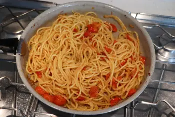 Spaghetti aux tomates et pesto : Étape 10