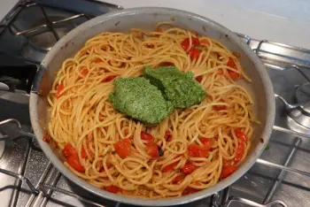 Spaghetti aux tomates et pesto : Étape 11