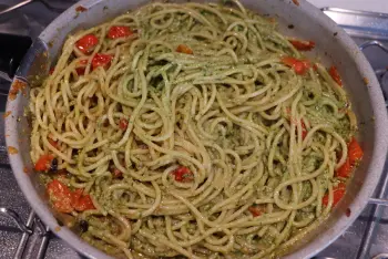Spaghetti aux tomates et pesto : Étape 12