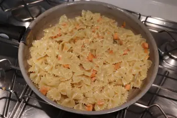 Pâtes papillons à la truite fumée : Étape 7