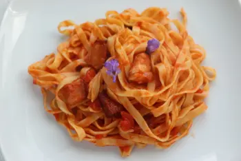 Tagliatelles aux rillons et tomates