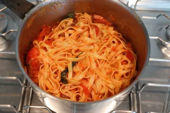 Tagliatelles aux rillons et tomates : Étape 6