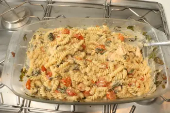 Pâtes à la feta, saumon, tomates cerises et épinards d'Erika : Étape 11