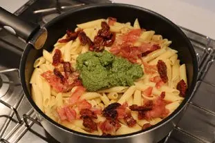 Pâtes au pesto et tomates confites