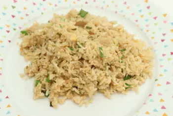 Riz sauté au poulet et oignon nouveau