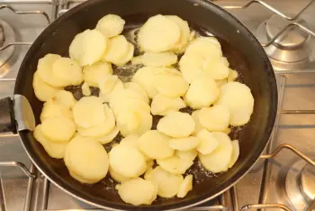 Quiche sans pâte aux épinards et pommes de terre : Étape 1