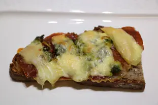 Tartines grillées à l'oignon nouveau