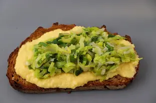 Tartine aux poireaux et œufs brouillés