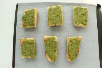 Tartines gratinées aux courgettes et tomates : Étape 11