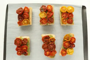 Tartines gratinées aux courgettes et tomates : Étape 12