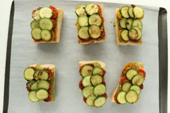 Tartines gratinées aux courgettes et tomates : Étape 13