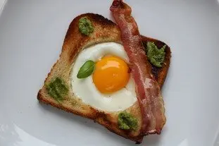 Oeuf au plat en toast