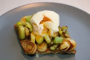 Tartines aux blancs de poireaux et oeuf mollet