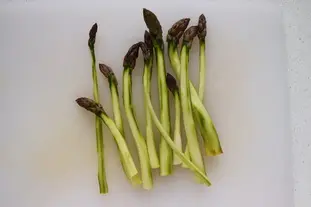 Salade d'asperges vertes à cru : Étape 1
