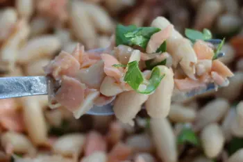 Salade tiède de haricots blancs et truite fumée