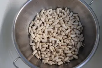 Salade tiède de haricots blancs et truite fumée : Étape 1