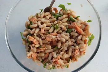 Salade tiède de haricots blancs et truite fumée : Étape 10