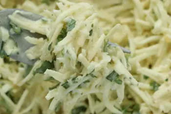 Céleri rémoulade à l'estragon et oeufs mimosa