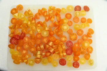 Salade de tomates cerises, salade verte et copeaux de parmesan : Étape 1