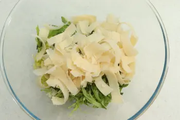 Salade de tomates cerises, salade verte et copeaux de parmesan : Étape 4