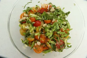Salade de tomates cerises, salade verte et copeaux de parmesan : Étape 6